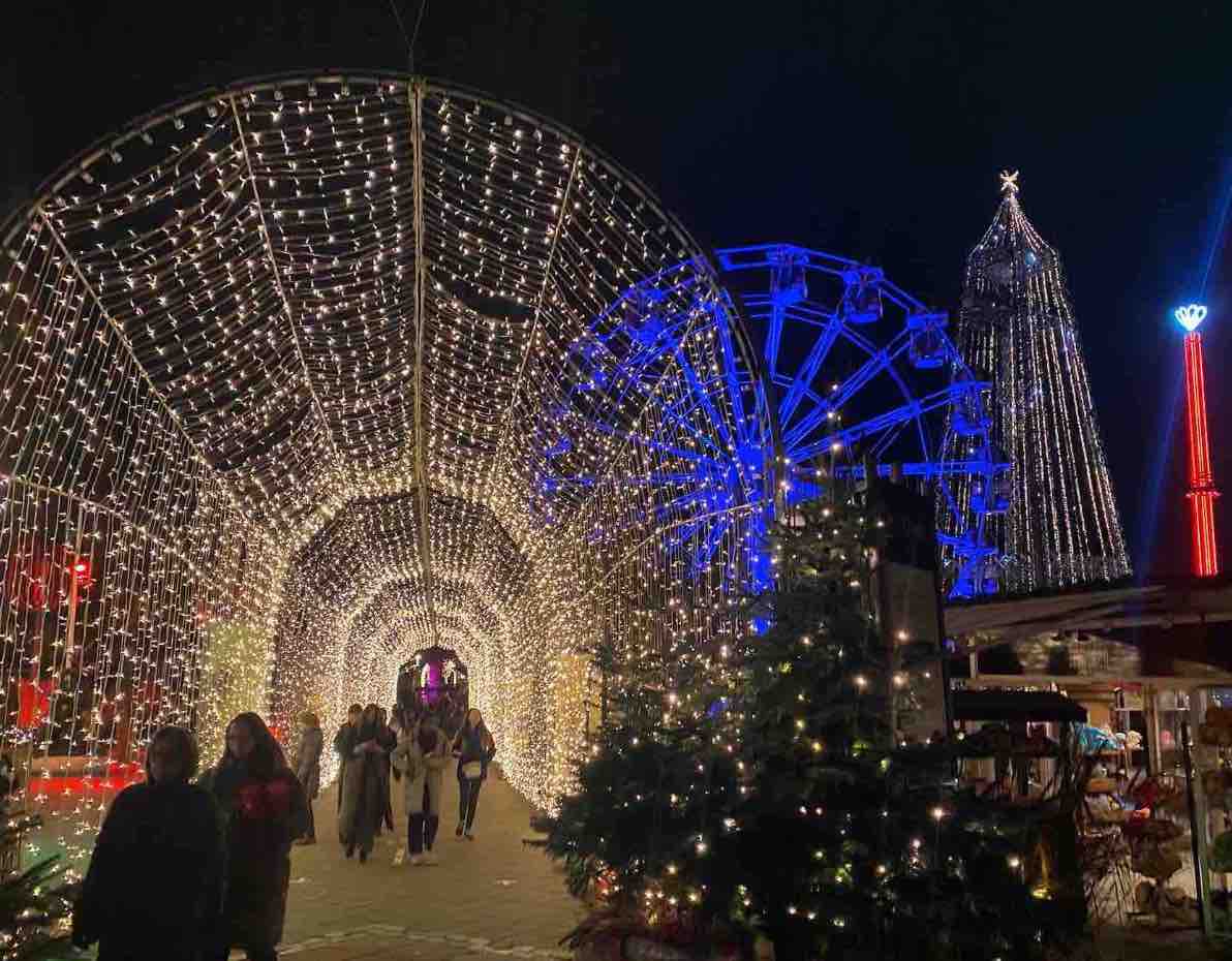 Jul i Tivoli Friheden 2022 - 70 meter lang Lystunnel